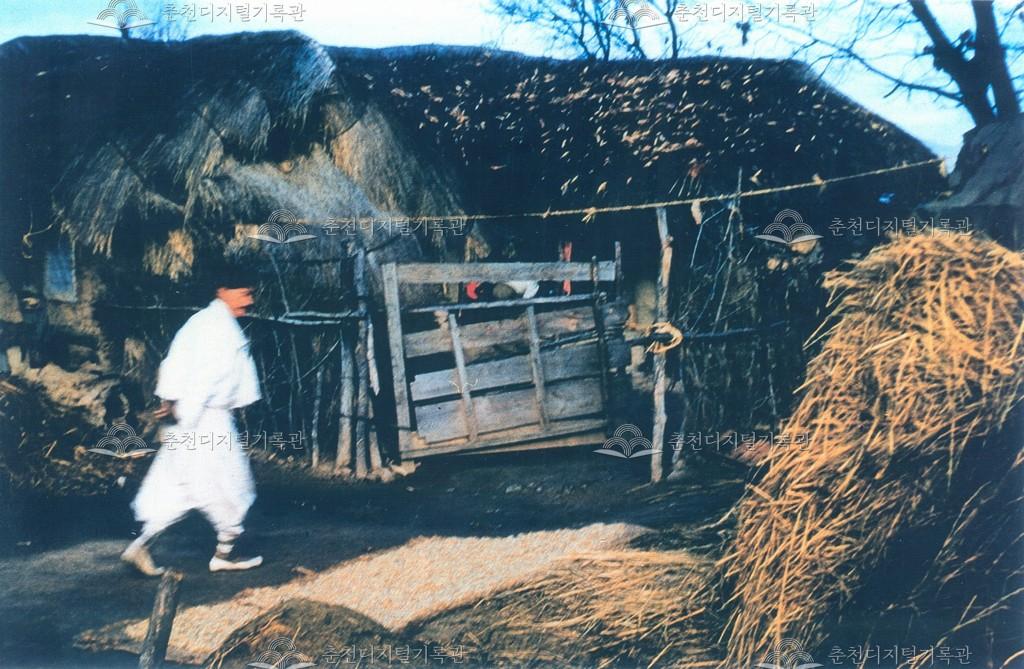 뒷짐 지고 가는 어른 이미지