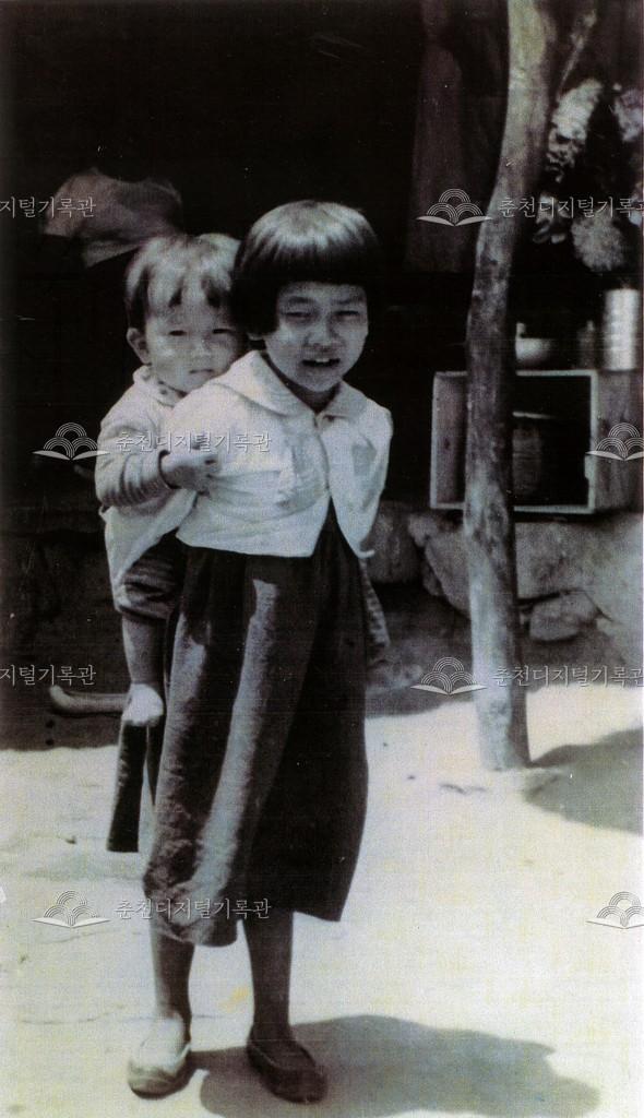 동생 돌보는 누이 이미지