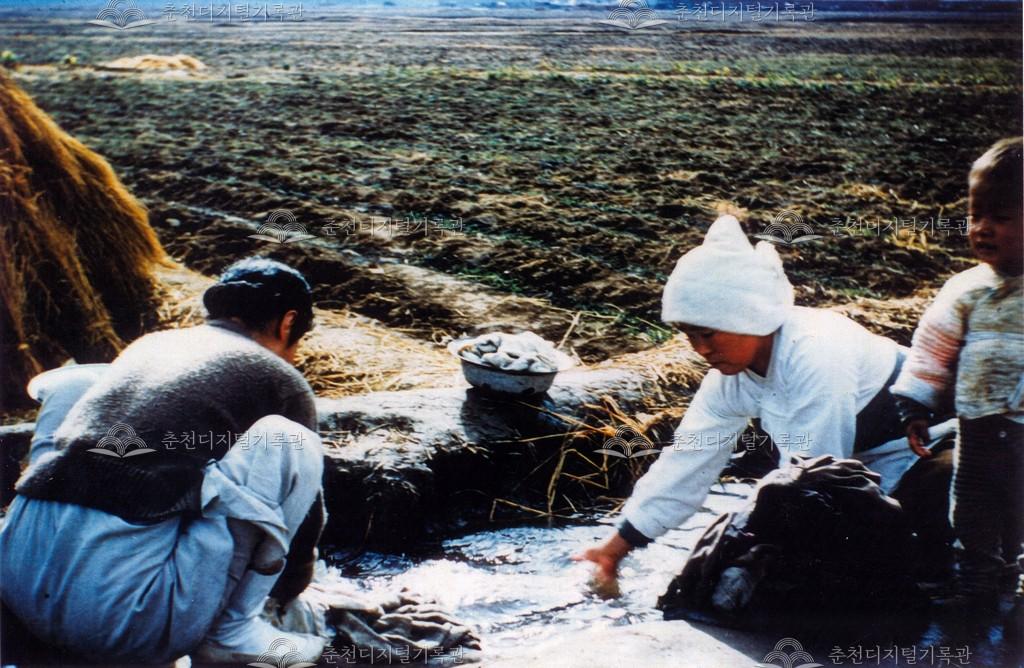 빨래터의 여인들 이미지