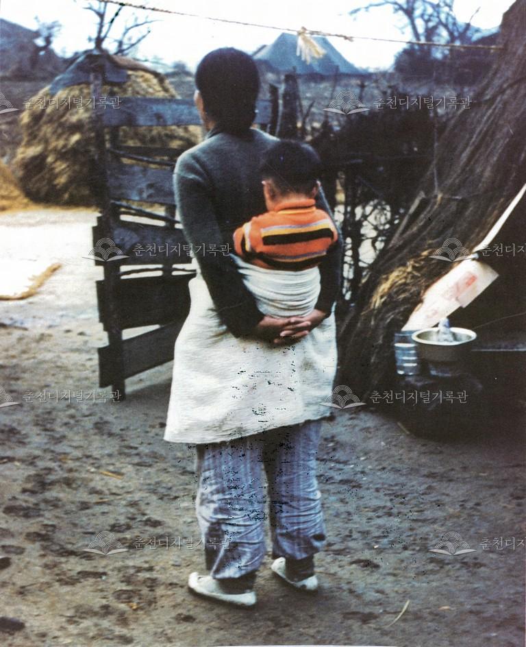 아이를 업은 어머니 이미지