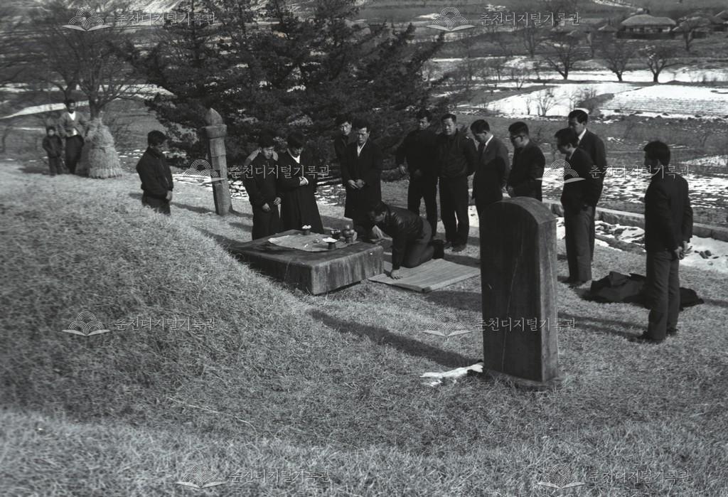 김명환 군수 연초 순시 및 류인석묘역 참배 이미지