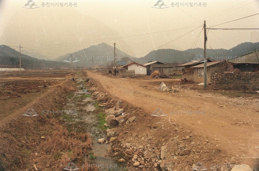 동면 월곡리 옥석광 폐광 및 마을전경 이미지