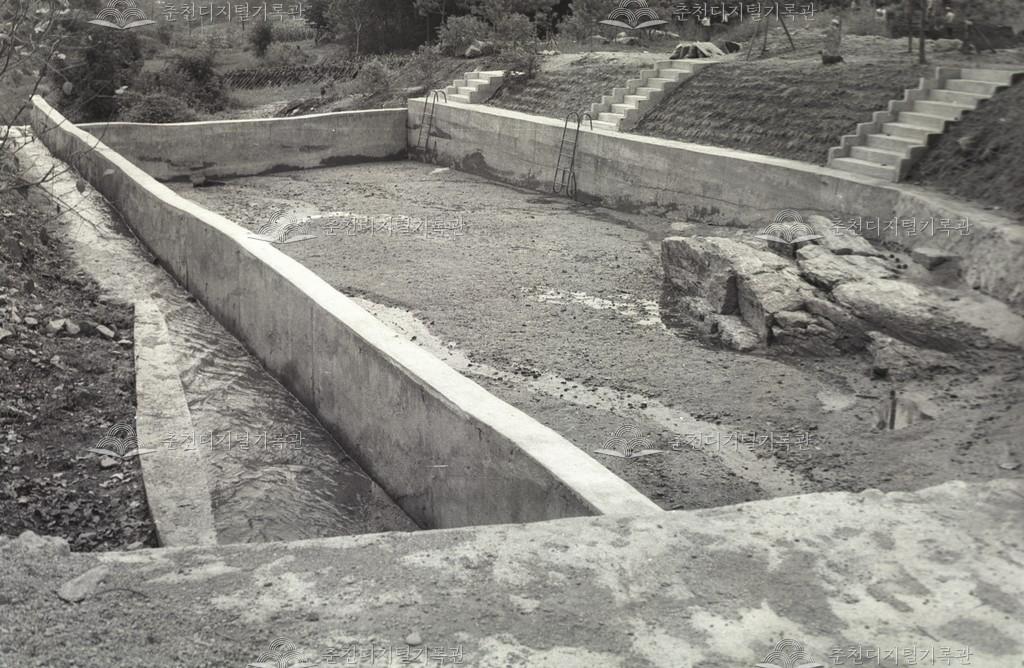 동산면 국도변 무허가 풀장 이미지