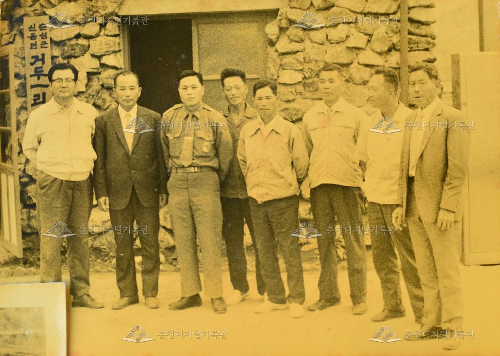 거두1리 마을사무소 앞 단체사진 이미지