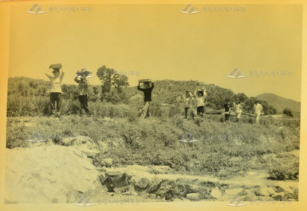 새참 나르는 장면 이미지