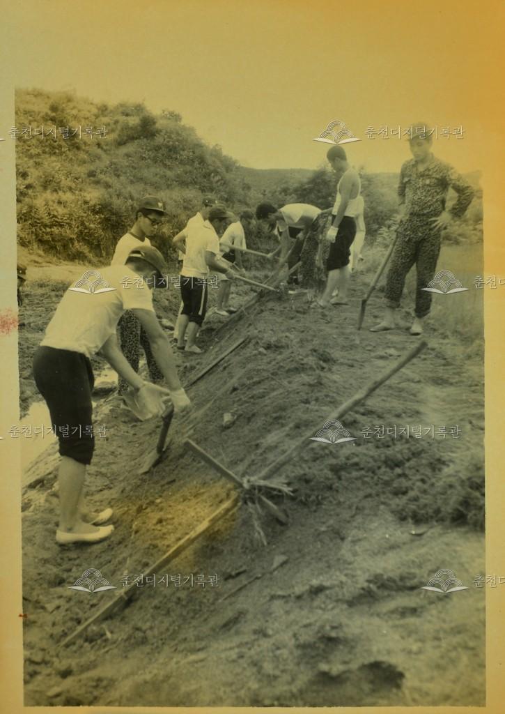거두리 하천 둑 작업 이미지