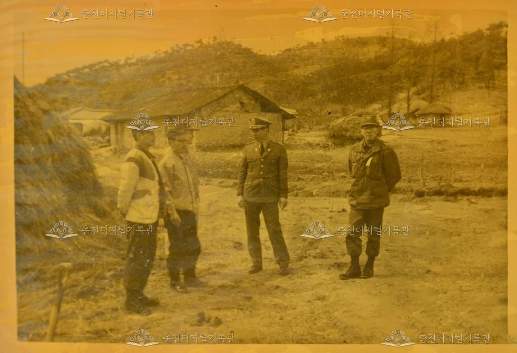 거두리 주민들과 군인의 모습 이미지