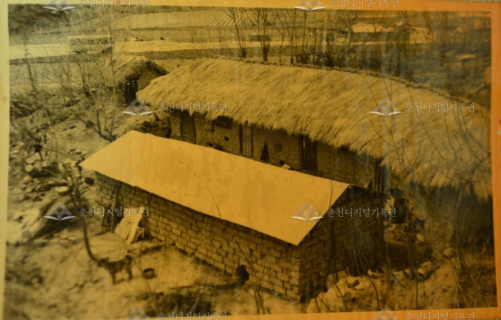 초가지붕과 슬레이트 지붕 이미지