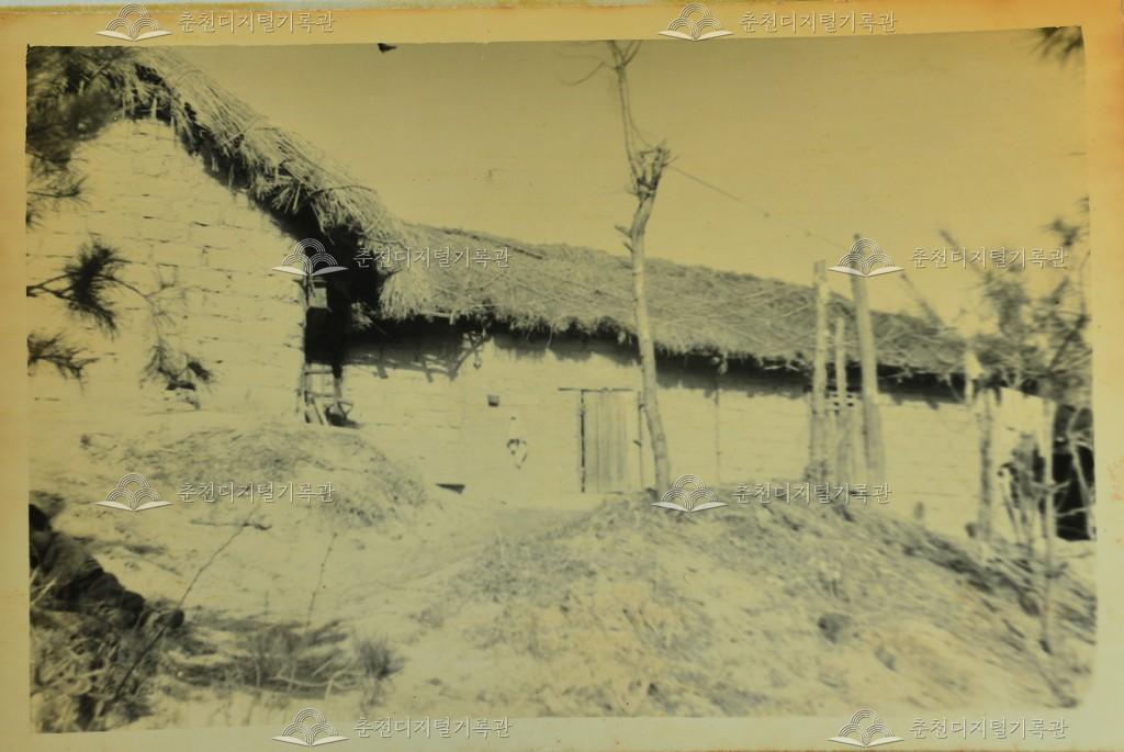 흙벽돌로 만든 초가집 모습 이미지