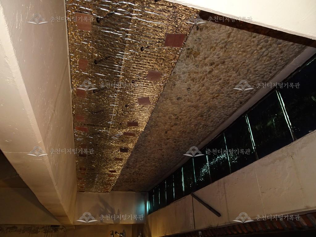 봄내극장 내부 천정 모습 이미지