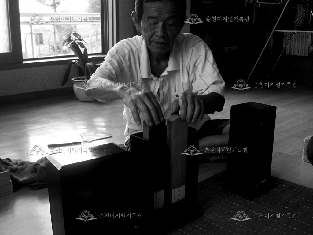 신주를 모시는 류연오 선생 이미지