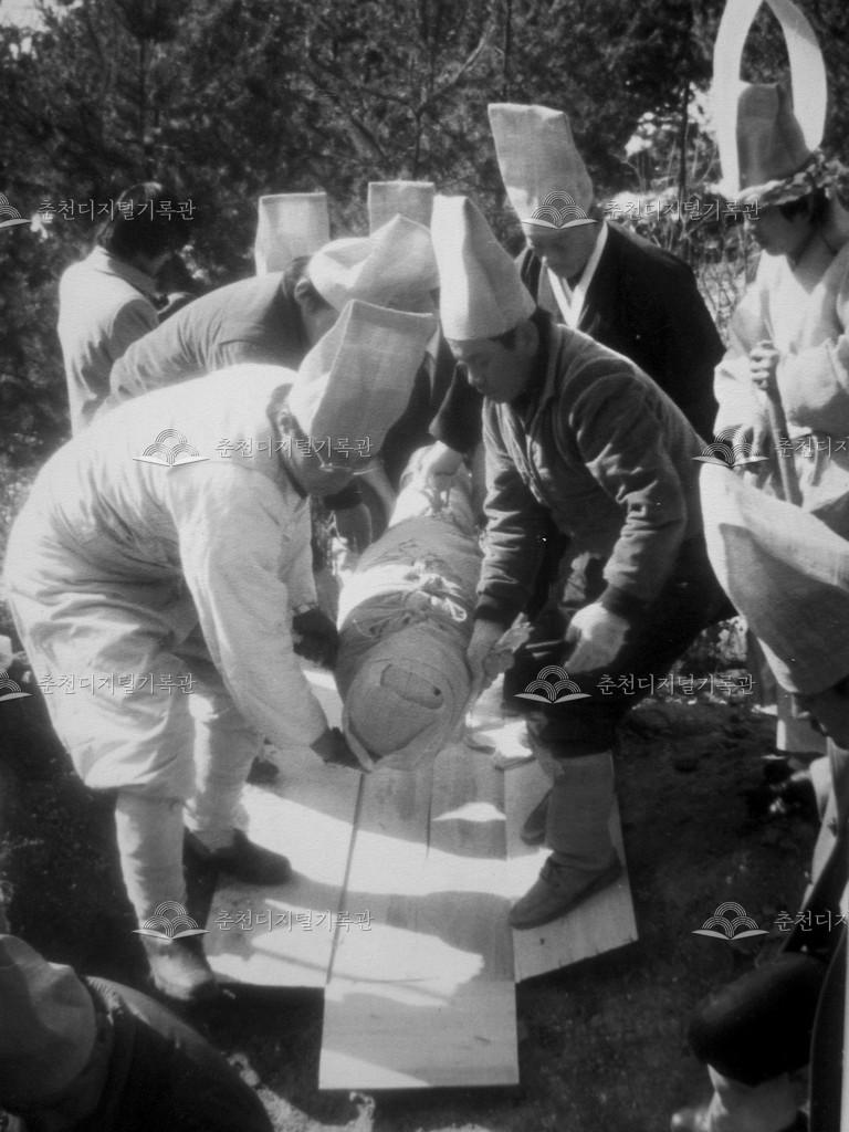 가정리 탈관하여 매장하는 모습 이미지