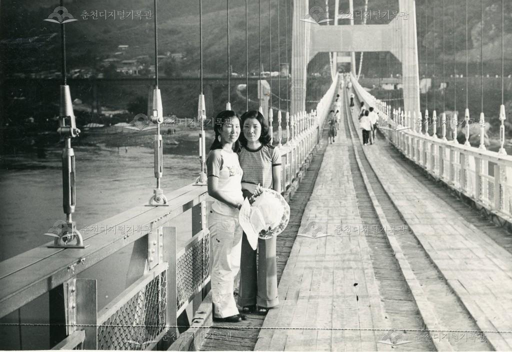 강촌 출렁다리 위에서 이미지