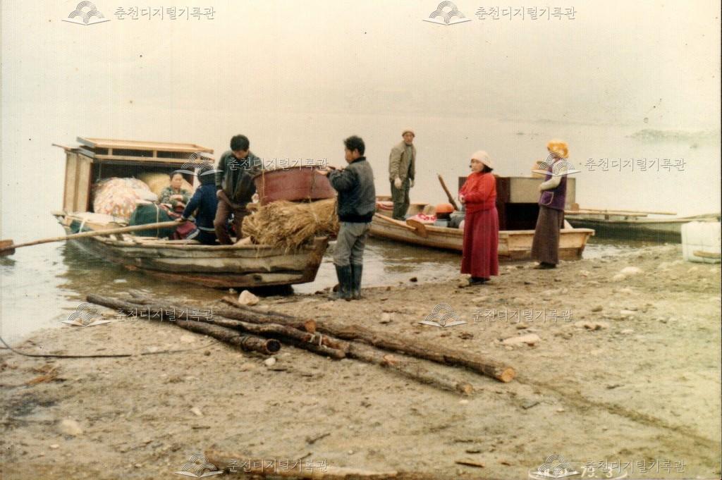 이삿짐 실은 나룻배 이미지