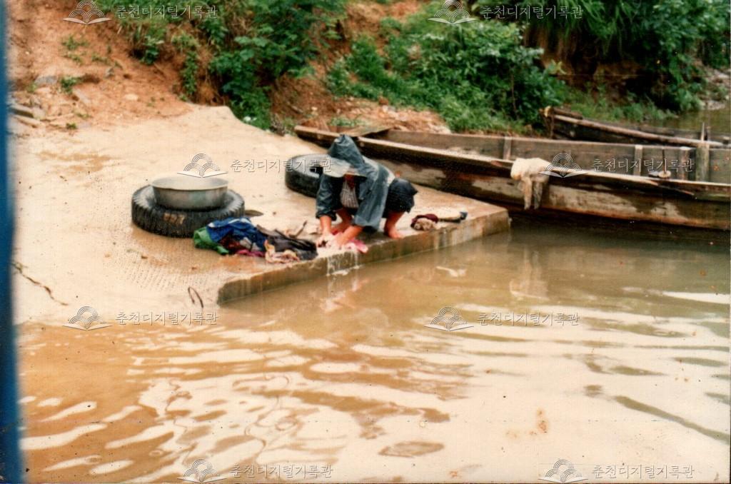 빨래하는 여인 이미지