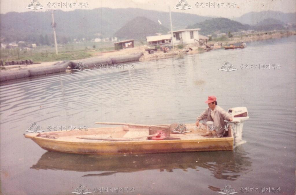 내수면 어업용 목선을 타고 있는 주민 이미지