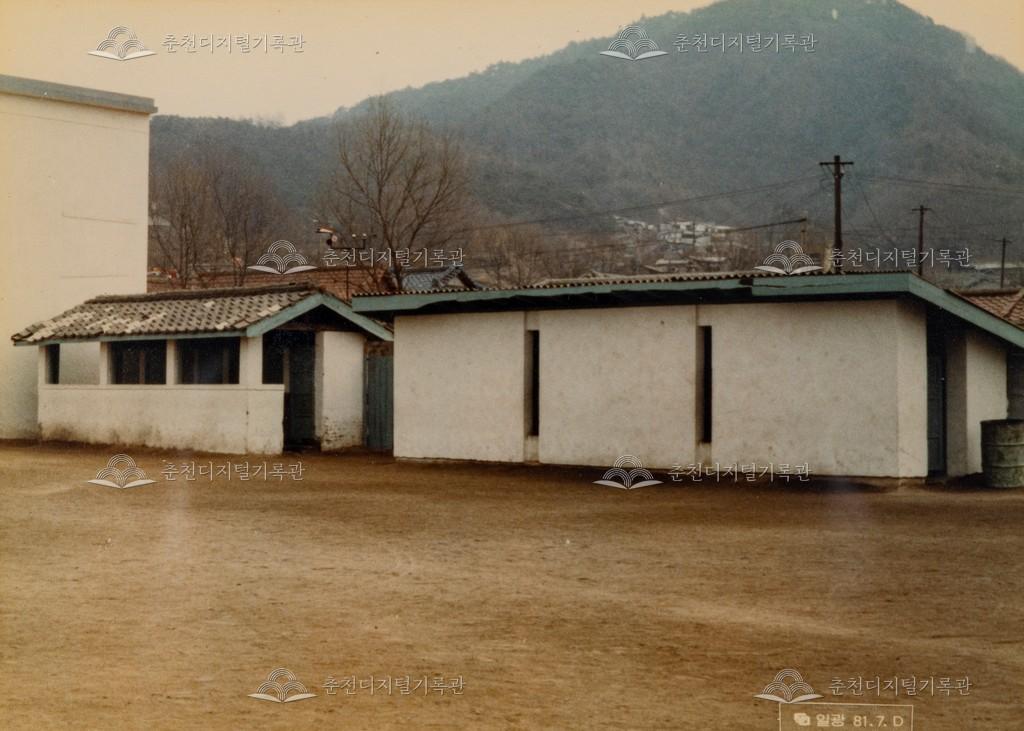 운동장 화장실 철거 이미지