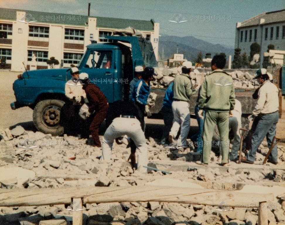 운동장 가에 있는 민가 5개 동 철거 이미지