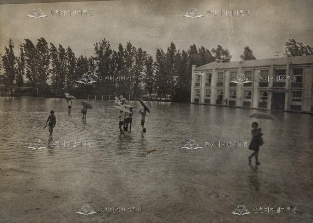 폭우로 침수된 운동장 이미지