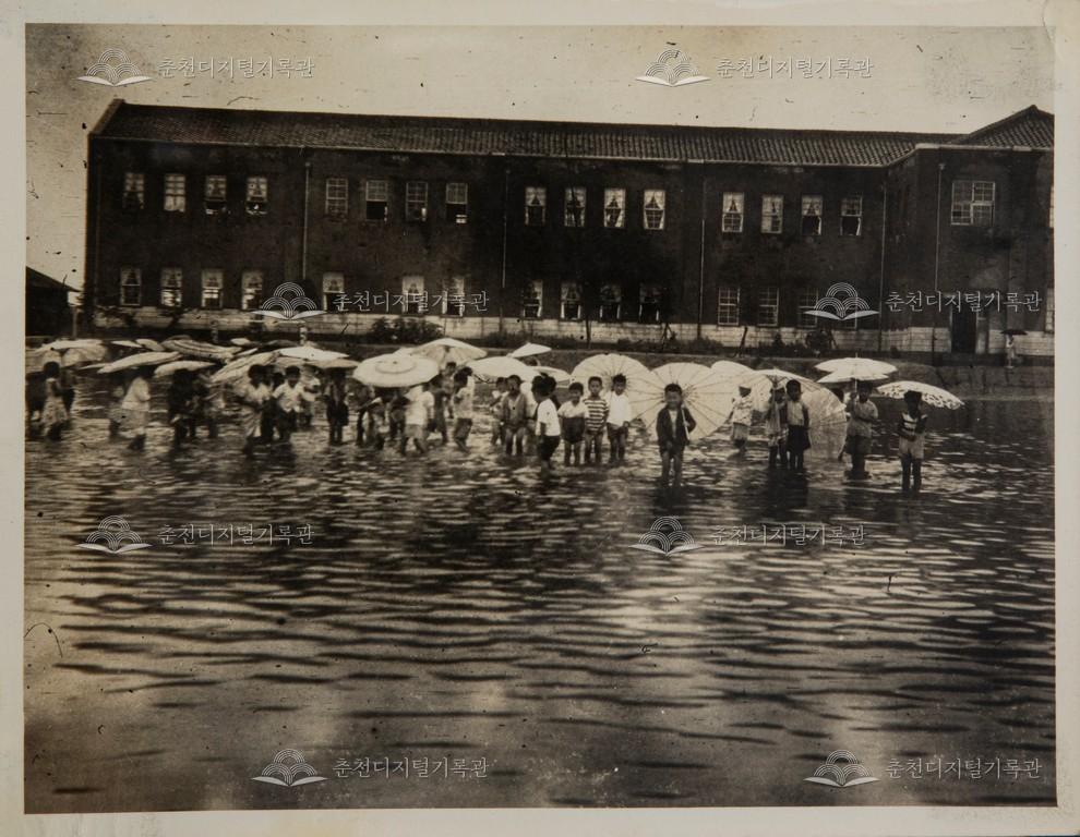 폭우로 침수된 운동장 이미지