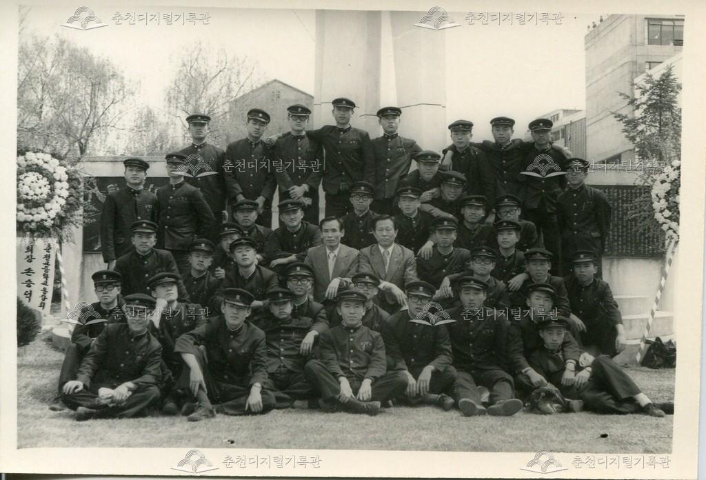 춘천고등학교 상록탑 단체 사진 이미지