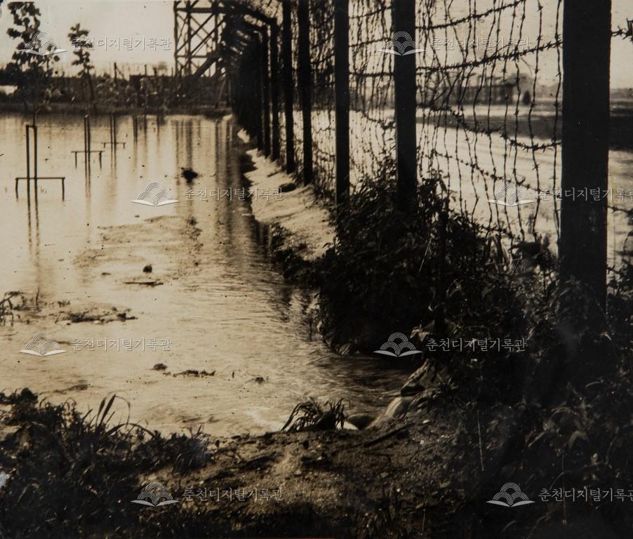 근화국민학교 운동장과 미군부대 철조망 이미지