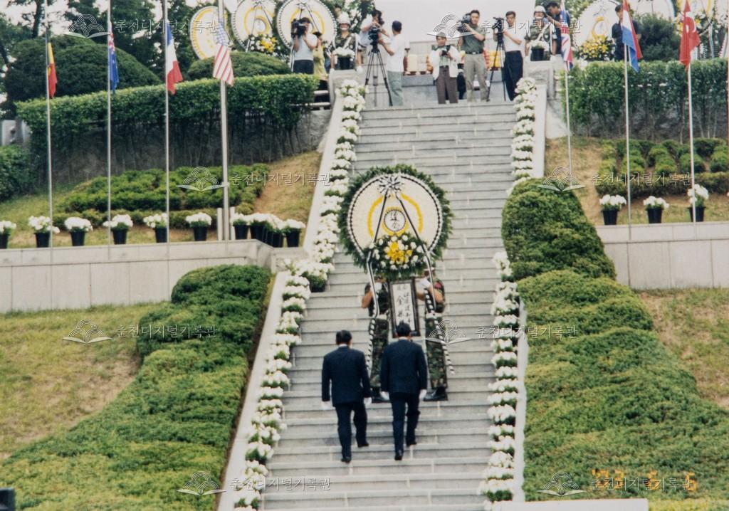 현충일 충렬탑 헌화 이미지