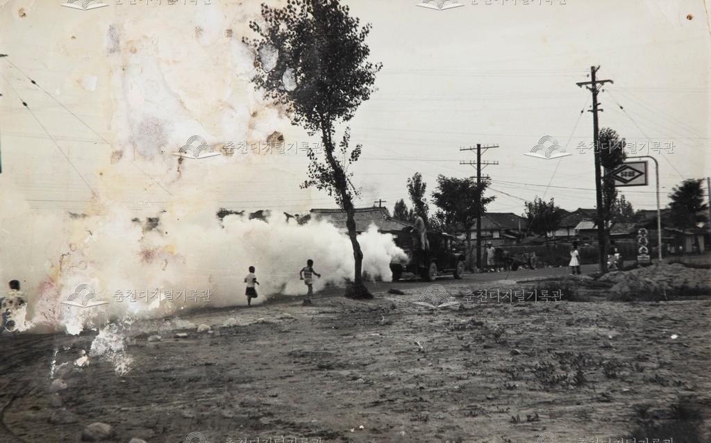 방역차 따라가는 아이들 이미지