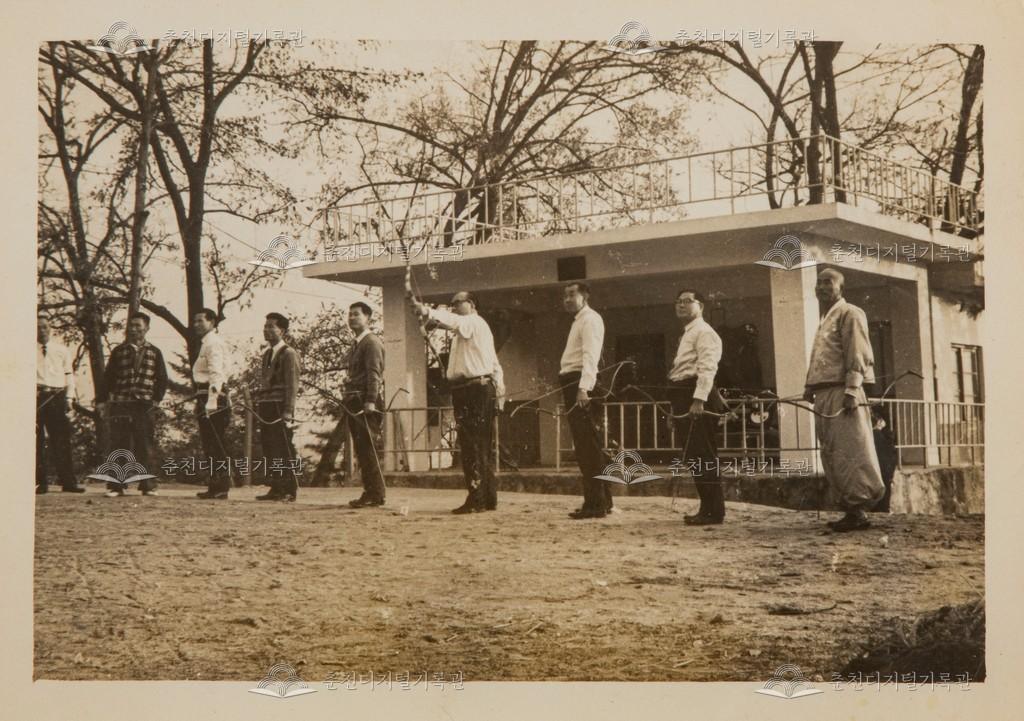 봉의정 궁술 대회 광경 이미지