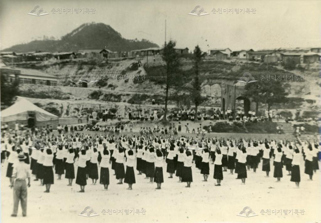 춘천여자고등학교 1955년 매스게임 연습 이미지