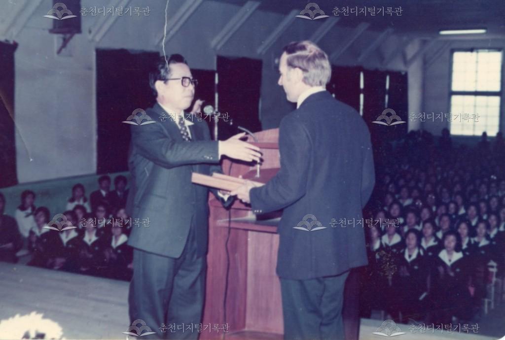춘천여자고등학교 1975년 O'Keefe씨 감사패 수여 이미지