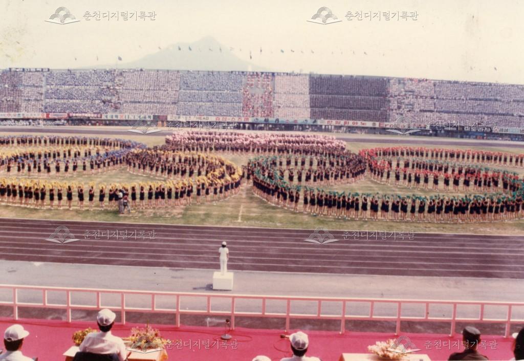 춘천여자고등학교 1982년 매스게임 연습 이미지
