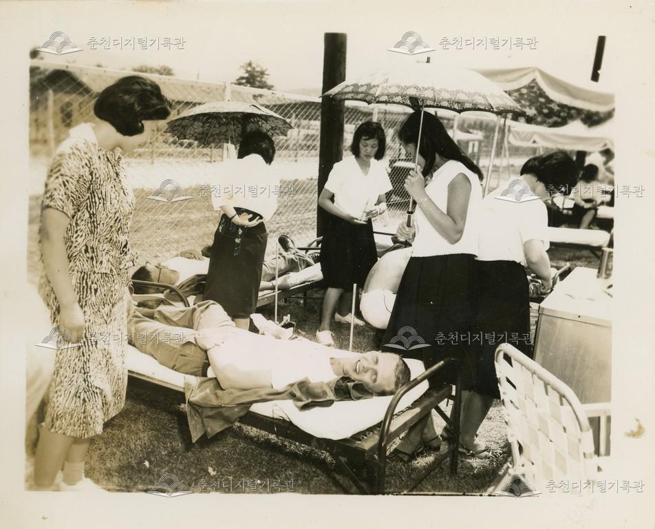 춘천간호학교(현재 한림성심대학교) 미군부대 헌혈 기념사진 이미지
