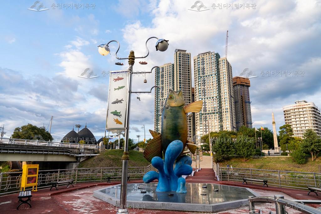 팔각정 자리에 세워진 황금 쏘가리상 이미지