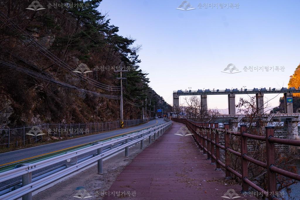 의암댐 인근 도로 풍경 이미지