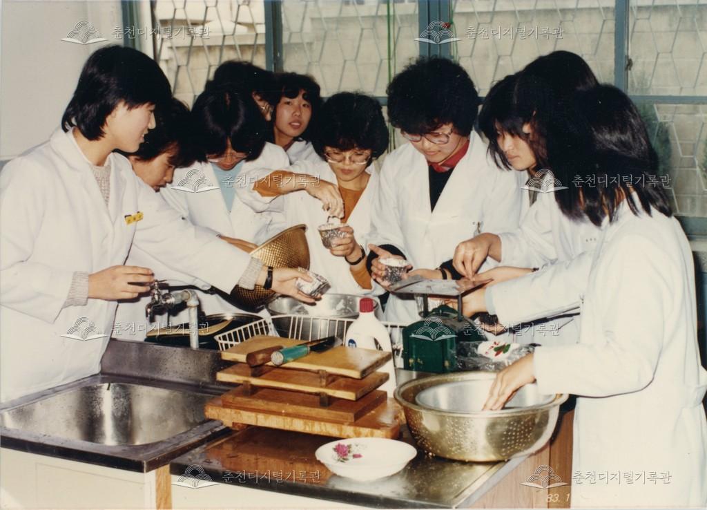 춘천간호전문대학(현재 한림성심대학교) 조리 실습 모습 이미지