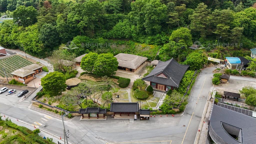 김유정문학촌 기념전시관과 김유정 생가 전경 이미지