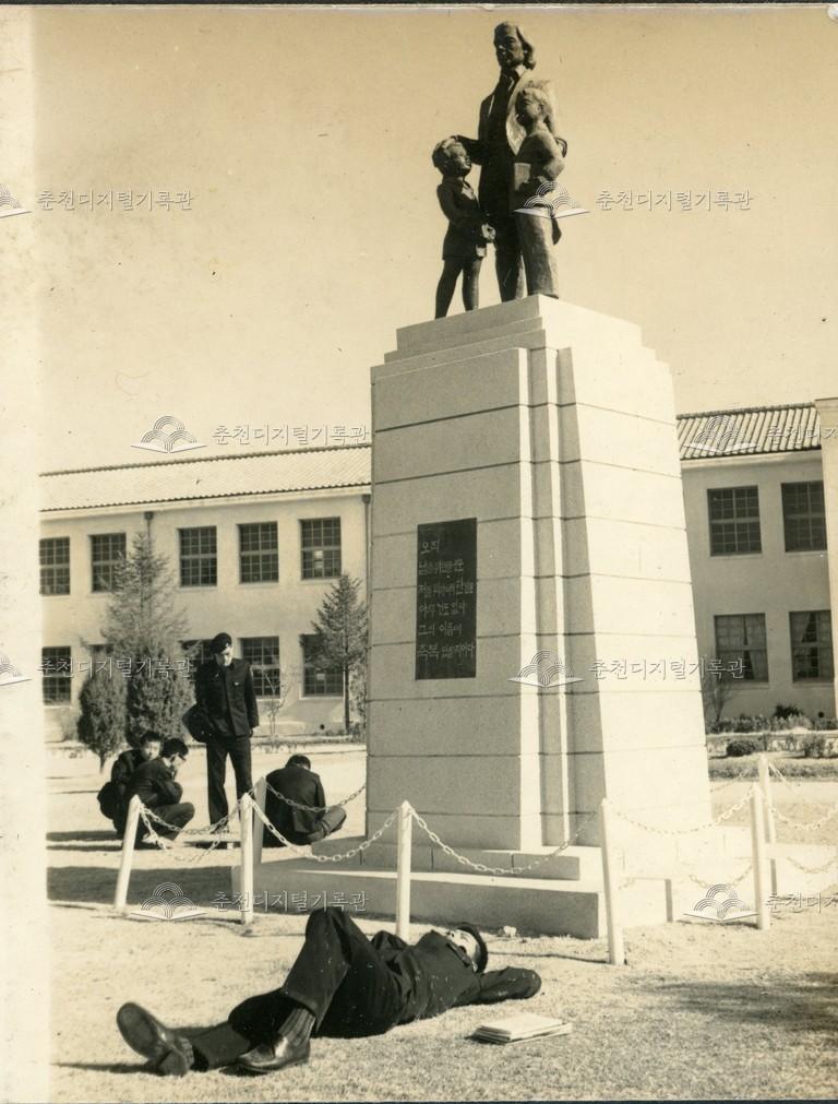 춘천교육대학 페스탈로치 동상 사진 이미지