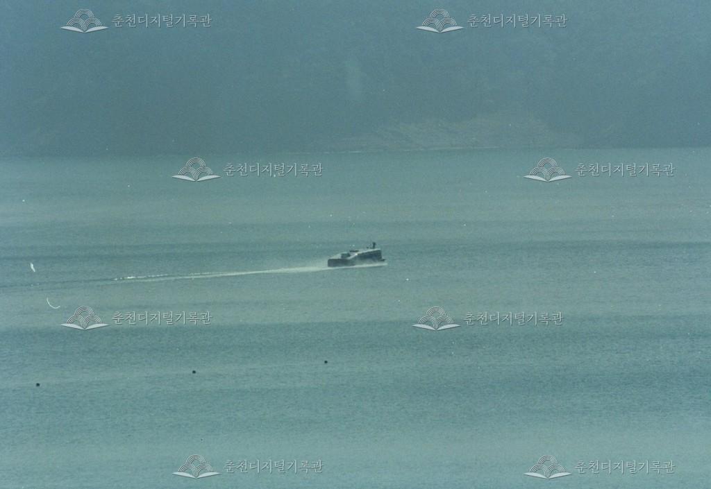 소양호를 운항하는 쾌룡호 사진 이미지