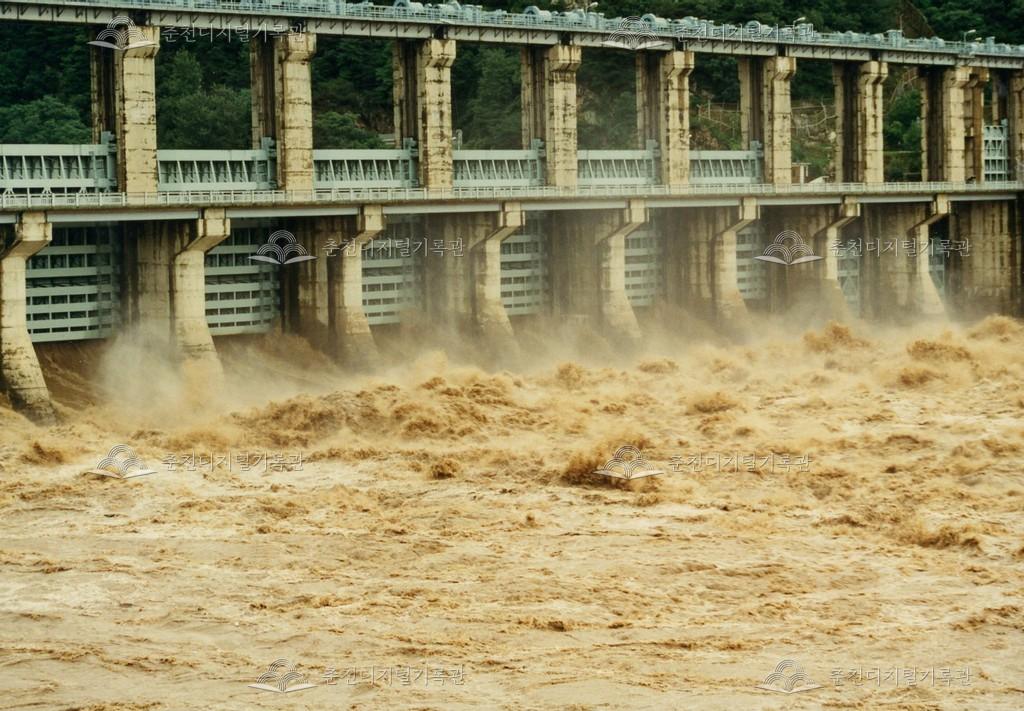 의암댐 방류 사진 이미지