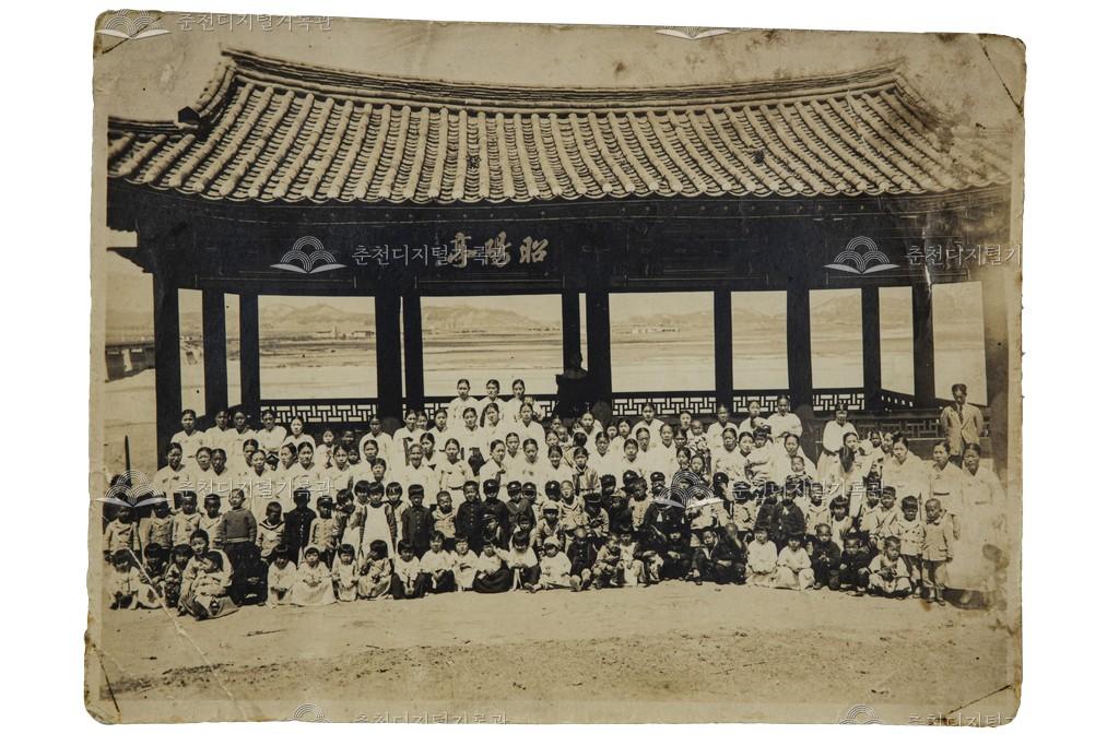 일제강점기 소양정 단체사진 이미지