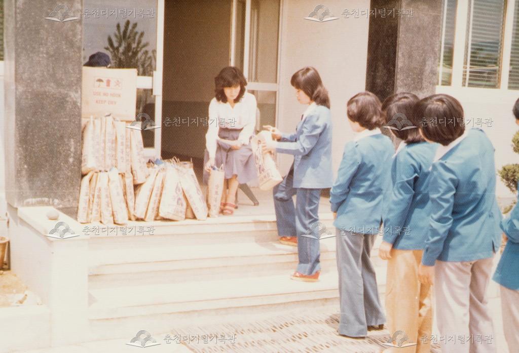 대동 · 대한운수 주식회사 버스 안내원 하복 사진 이미지