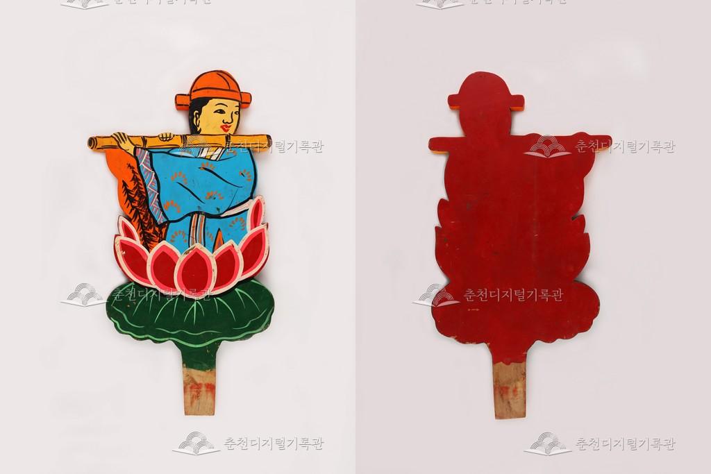 상여장식_대금을 부는 남자 이미지