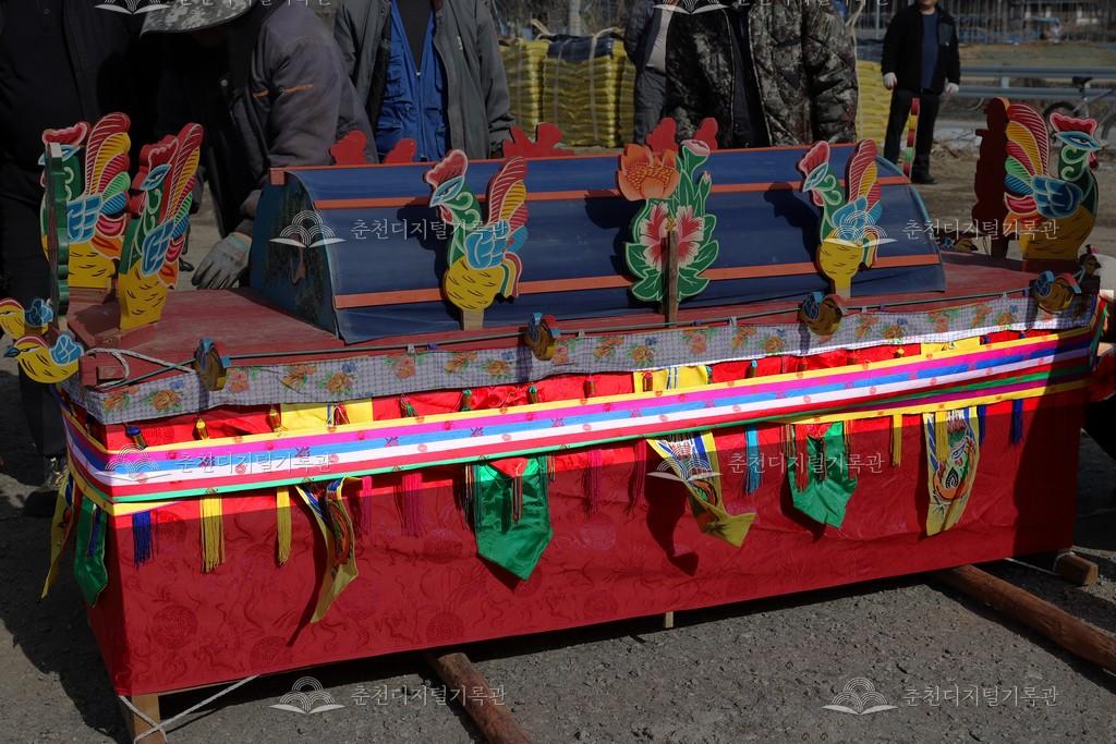 상여장식_휘장을 두른 띠와 장식 이미지