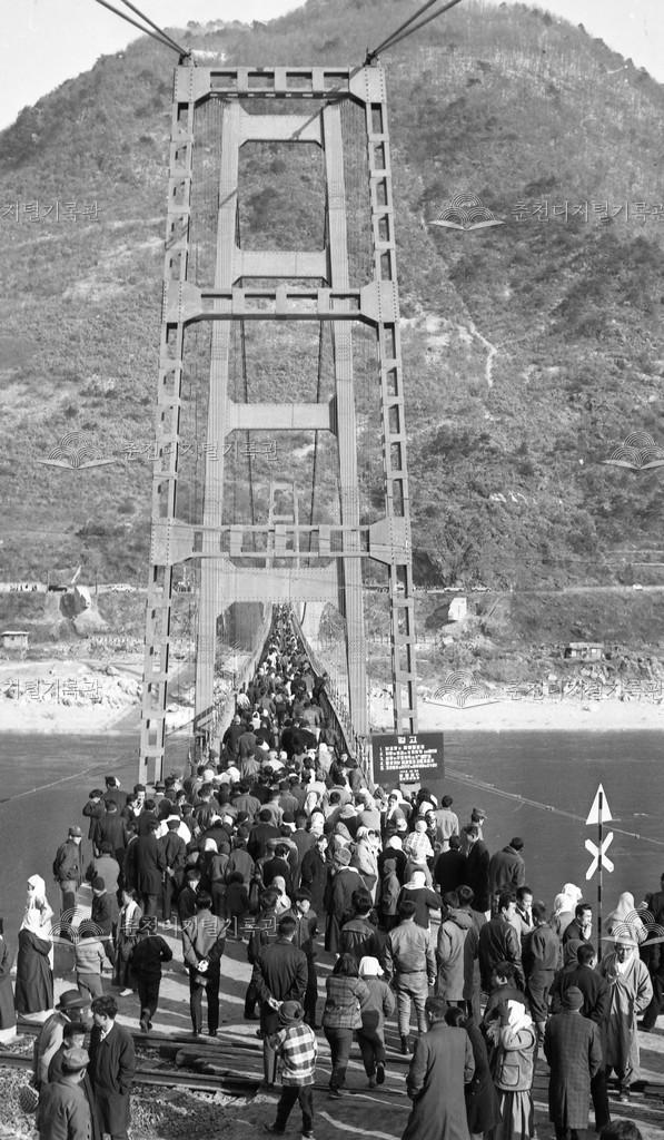 등선교 개통식 행사에 운집한 인파 이미지