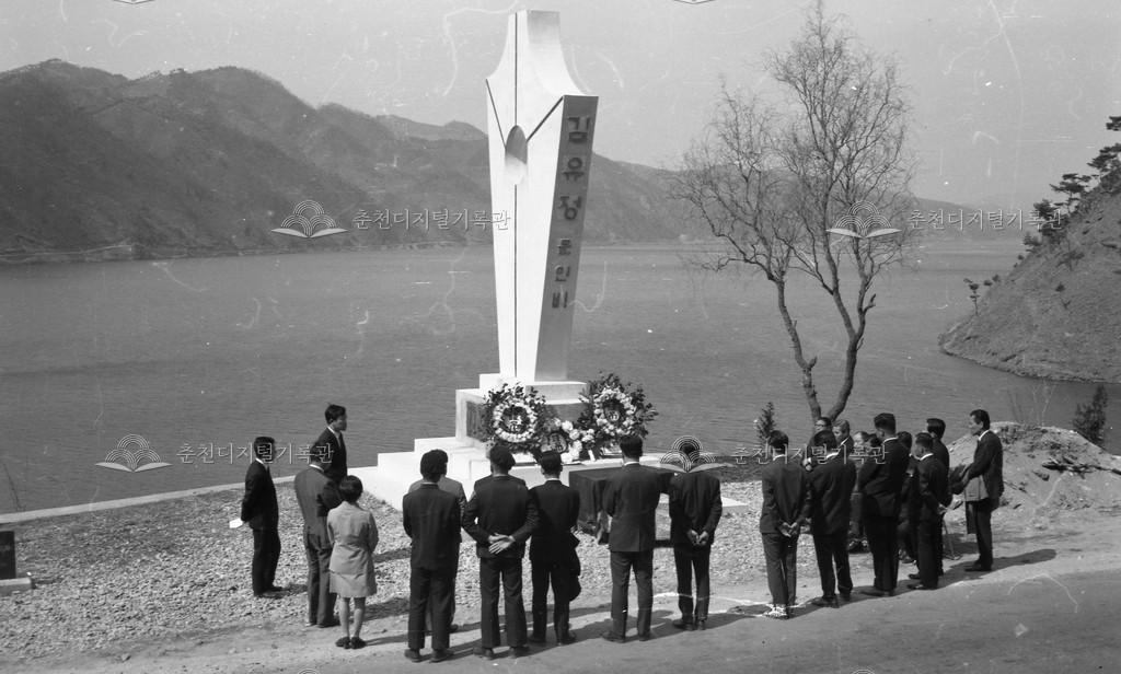 김유정문인비 앞 추모제 이미지