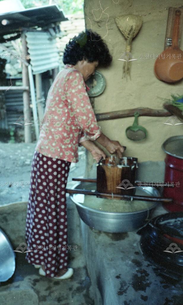 올챙이 국수를 만드는 모습 이미지