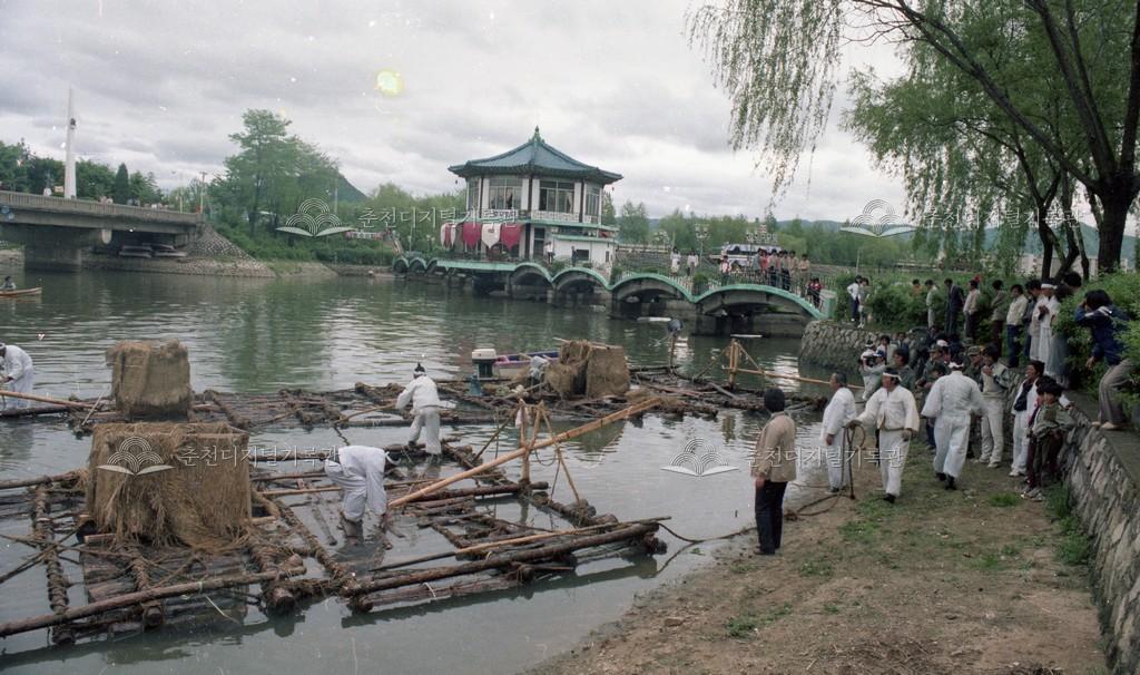 근화동 공지천 뗏목 재현 이미지