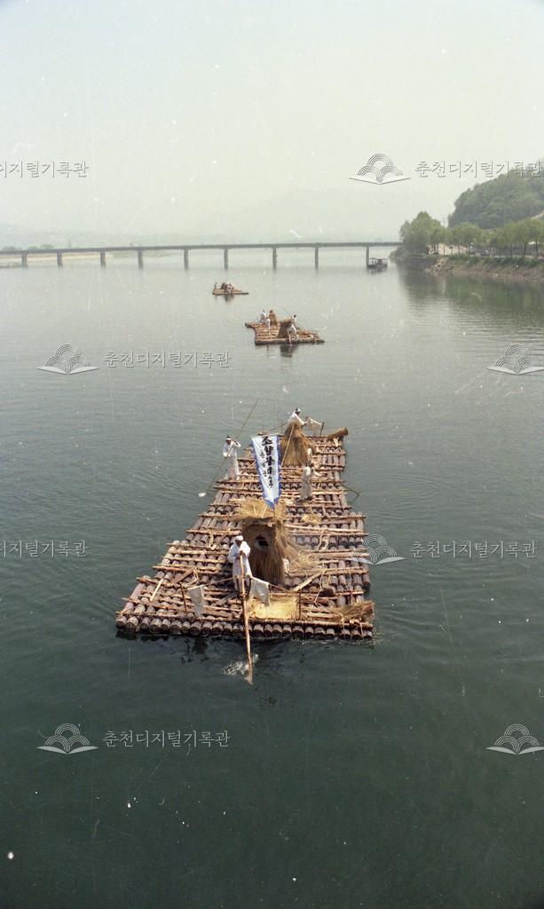 제4회 소양제 중 뗏목 재현 모습 이미지