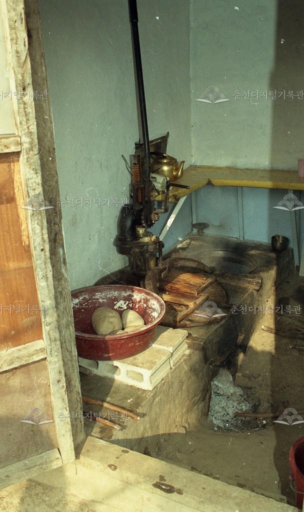 1980년대 막국수 기계와 막국수를 뽑는 모습 이미지